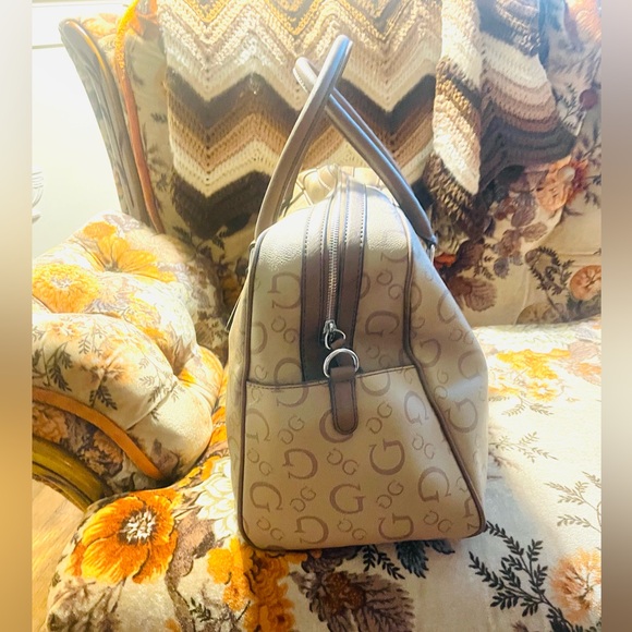 NWOT Guess Signature X-Large Overnight Bag - Picture 8 of 9